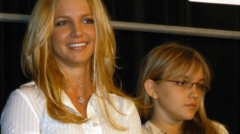 Britney Spears smiling while Jamie Lynn Spears frowns