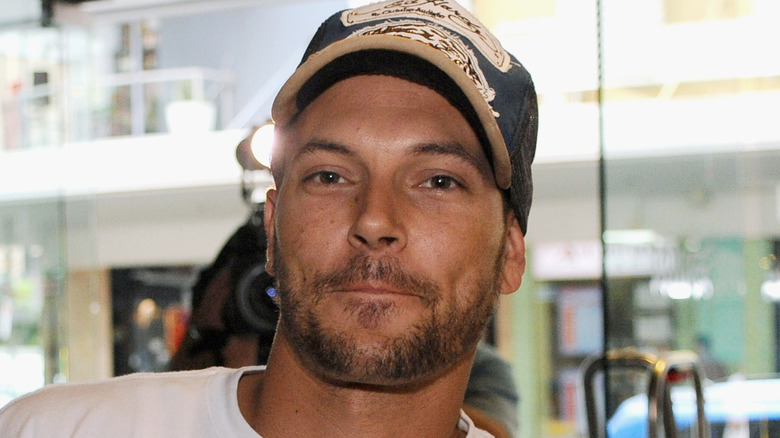 Kevin Federline wearing a hat