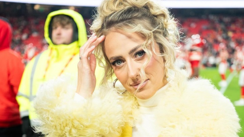 Brittany Mahomes wears a bright yellow jacket for the Kansas City Chiefs and Houston Texans game (2025)