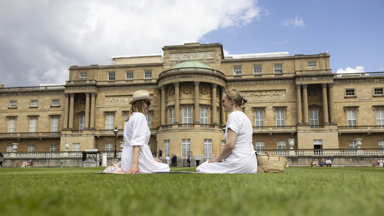 Women having lunch on the palace grounds