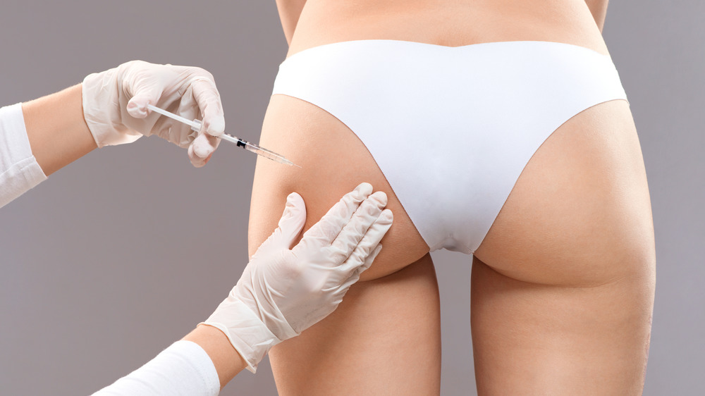 Doctor injecting butt fillers