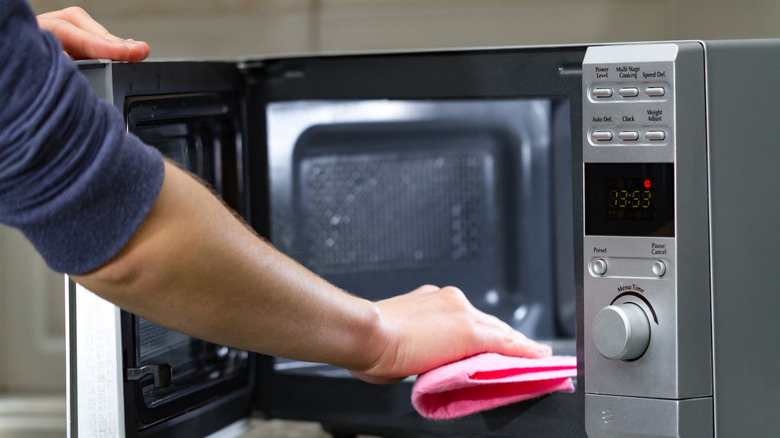 Cleaning microwave