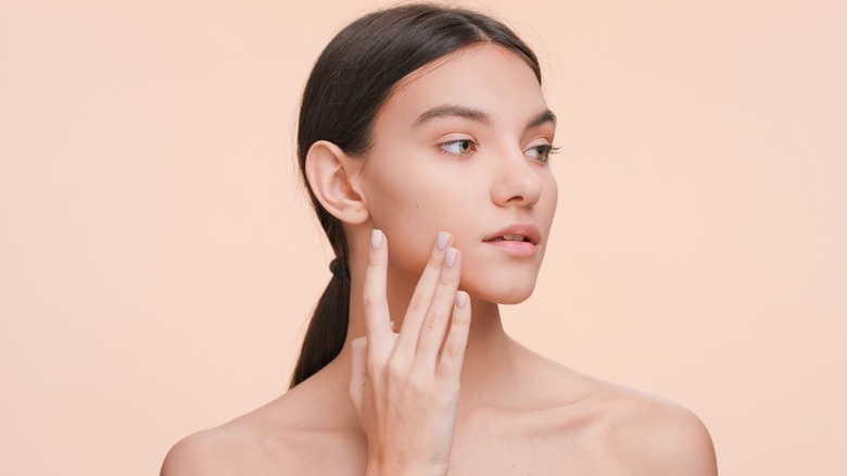 Influencer Claims 'Mewing' is Secret to Taking Good Side Photo