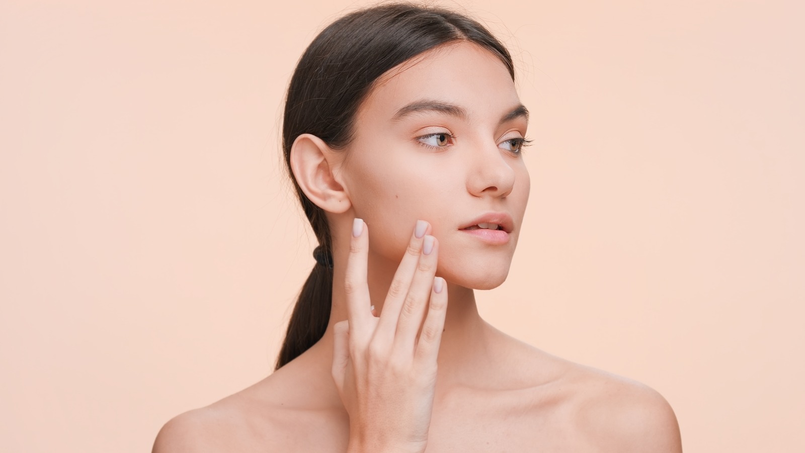 Jaw surgeon debunks 'mewing' beauty trend