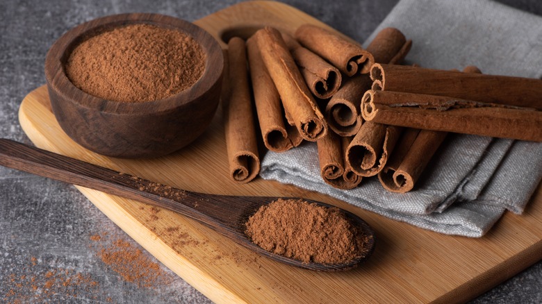 cinnamon powder and sticks