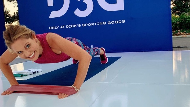 Candace Cameron does push ups