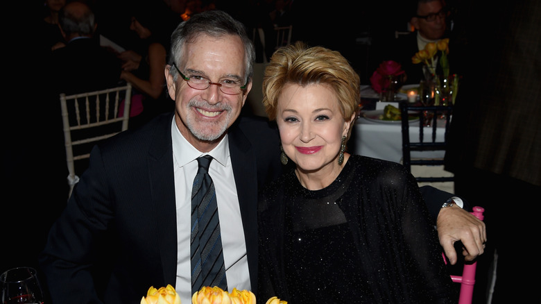 Jane Pauley and husband Garry Trudeau seated at a charity dinner.