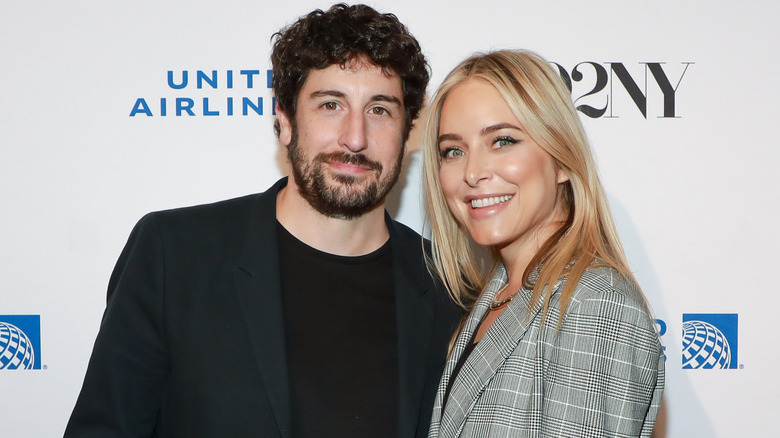 Jason Biggs and Jenny Mollen posing together