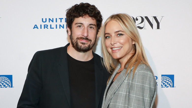 Jenny Mollen and Jason Biggs smiling together
