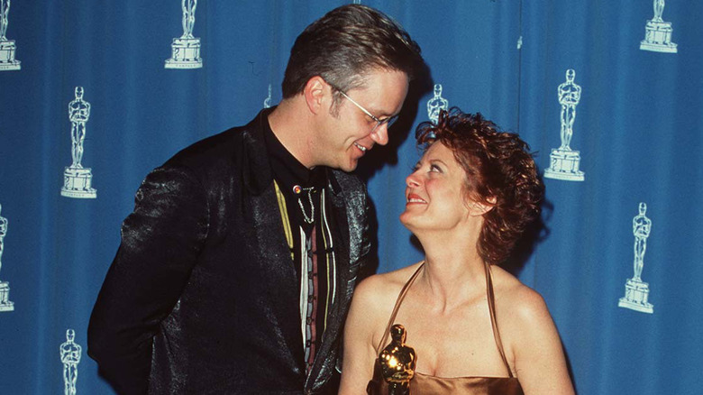 Tim Robbins and Susan Sarandon stare into one another's eyes and smile while Sarandon holds her Oscar
