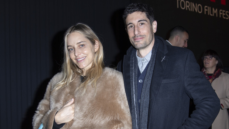 Jenny Mollen and Jason Biggs smiling together