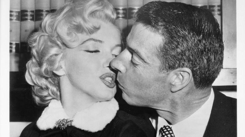 Marilyn Monroe kisses Joe DiMaggio