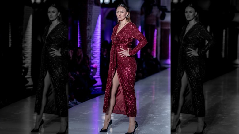 Helen Lindes in a sparkly red dress while pregnant