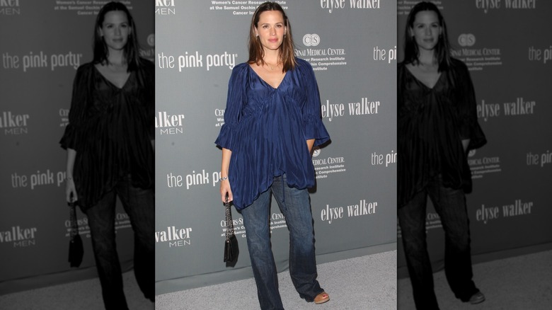 Pregnant Jennifer Garner in a navy blue top and jeans