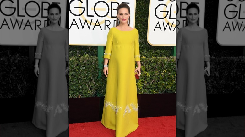 Natalie Portman in a yellow gown at Golden Globes during her pregnancy