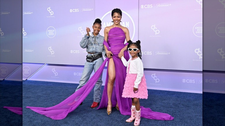 Teyana Taylor poses with daughters Junie and Rue on the red carpet