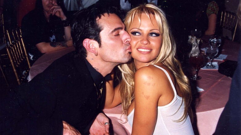 Tommy Lee kissing Pamela Anderson on the cheek