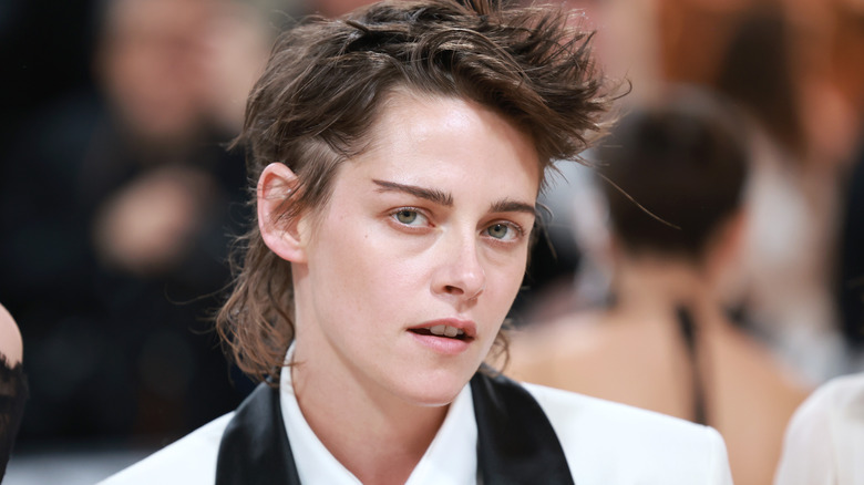 Kristen Stewart posing at event