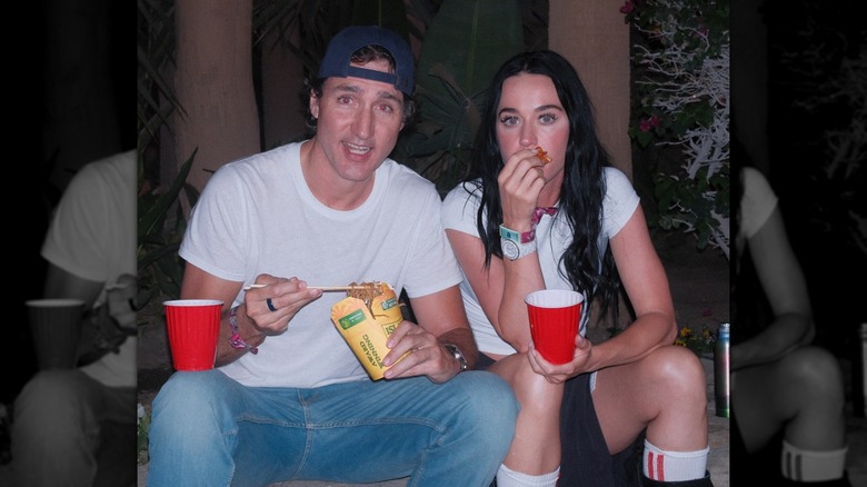 Justin Trudeau and Katy Perry eating side by side at Coachella in 2026.
