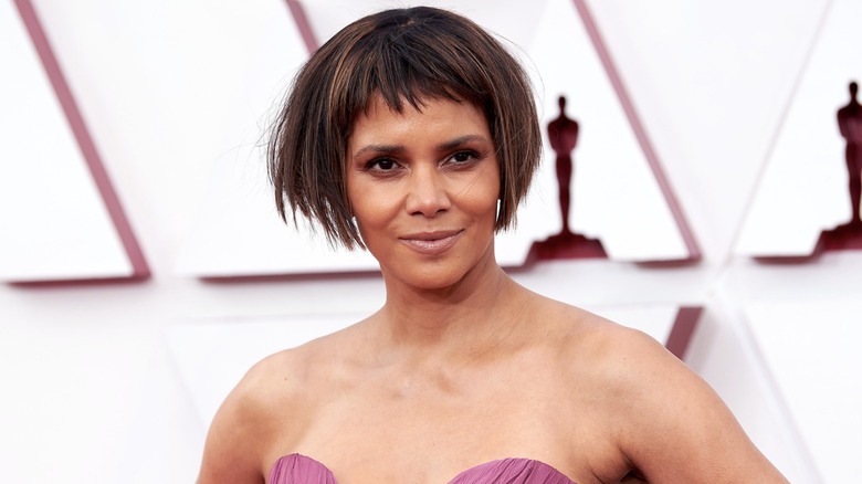 Halle Berry posing in short bob at the 2021 Oscars
