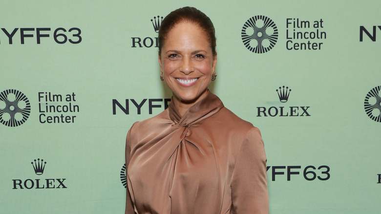 Soledad O'Brien posing in front of a green background at the Lincoln Center