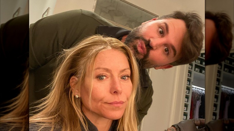 Kelly Ripa getting her hair done
