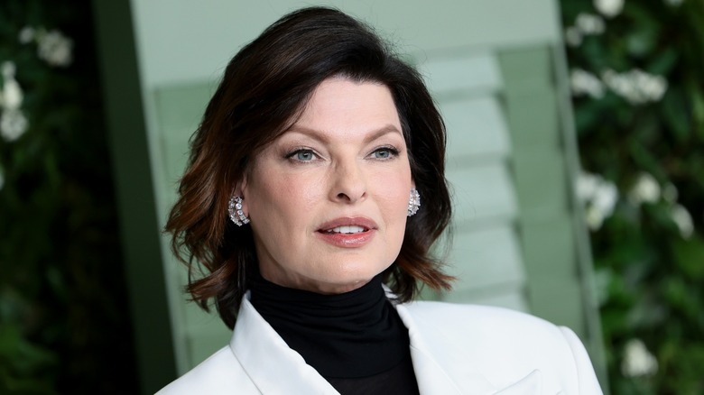 Linda Evangelista posing on step-and-repeat