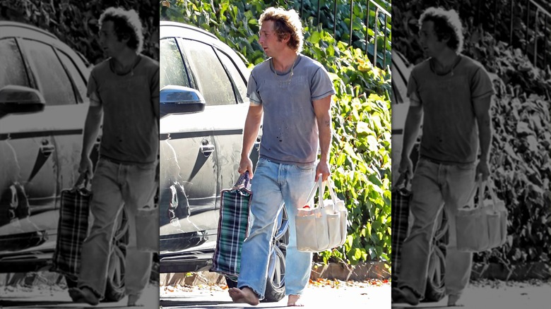 Jeremy Allen White barefoot on the streets of L.A.