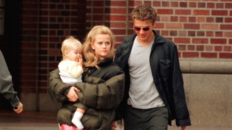 Reese Witherspoon and Ryan Phillippe with their kid