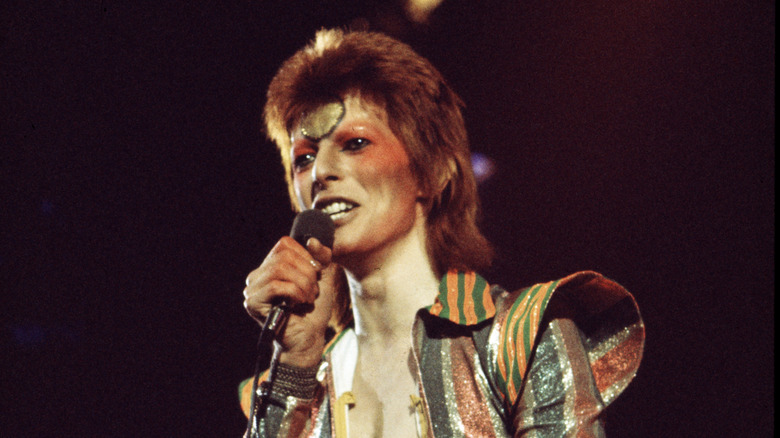 Davie Bowie performing