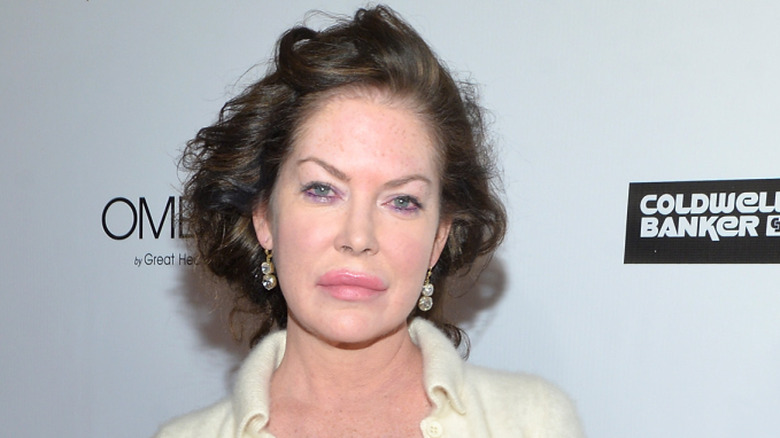 Closeup of Lara Flynn Boyle posing