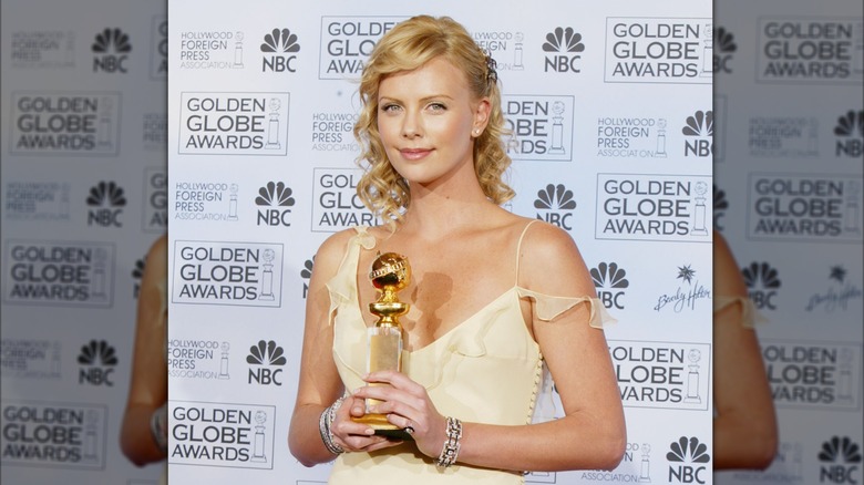 Charlize Theron holds her Golden Globe Award at the 2004 ceremony