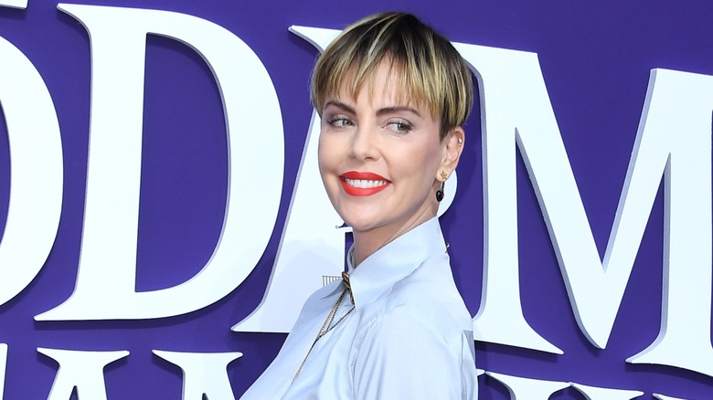 Charlize Theron poses on the red carpet for "The Addams Family"