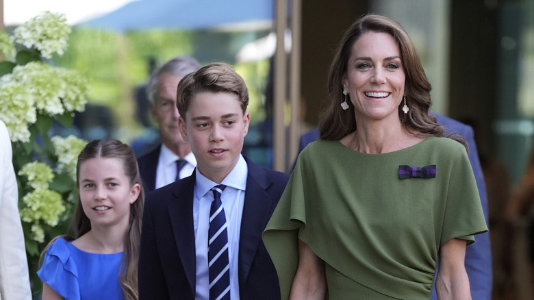 Princess Charlotte, Prince George, Kate Middleton walk together