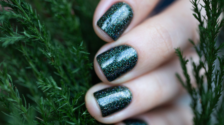 Dark green nail art | Dark green nails, Green nail art, Green nails
