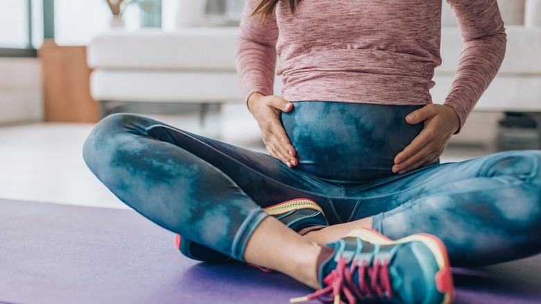 pregnant woman in yoga pants
