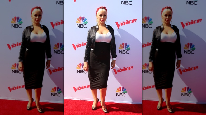 Christina Aguilera poses on "The Voice" red carpet in 2016