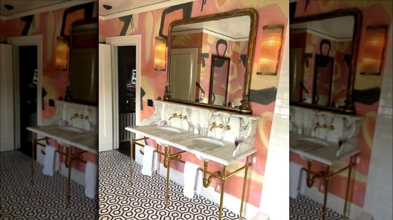 Christina Hendricks' bathroom on Instagram