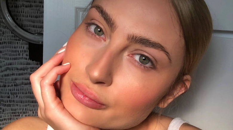 Woman with a no-makeup makeup look and defined brows 