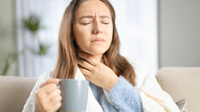 Drinking tea for sore throat