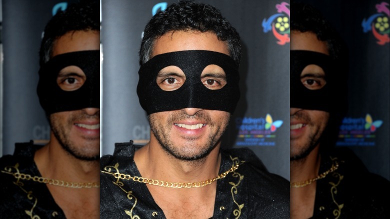 Mauricio Umansky wearing mask