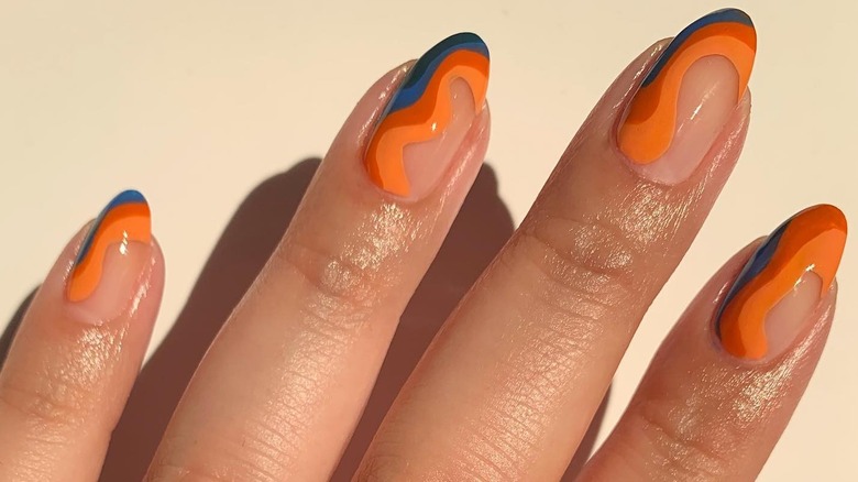 Coral nails with waves