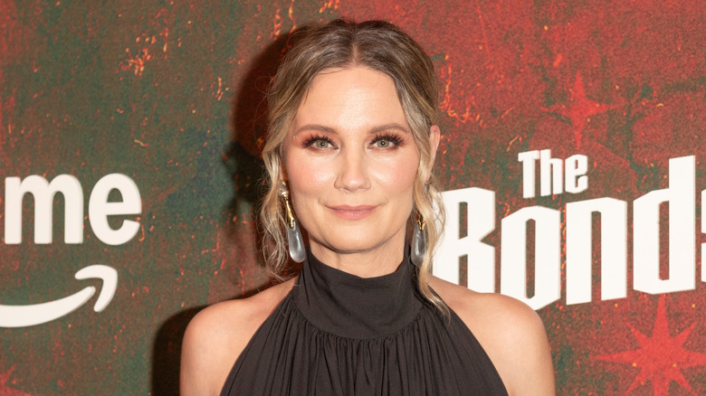 Jennifer Nettles posing at an event