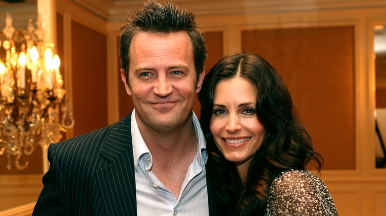 matthew perry and courteney cox smiling