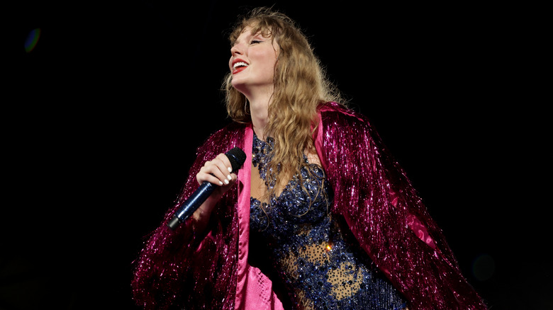 Taylor Swift singing
