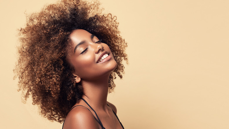 Woman with curly hair 