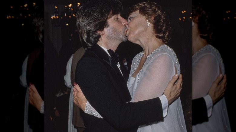 Henry Winkler and Marion Ross kissing