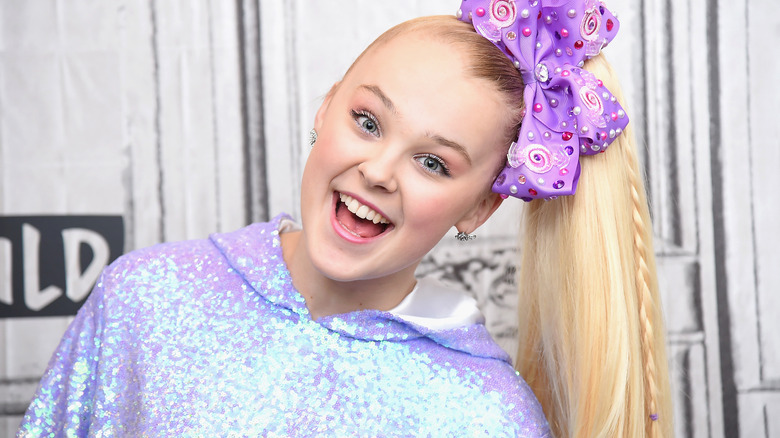 JoJo Siwa beams on the red carpet