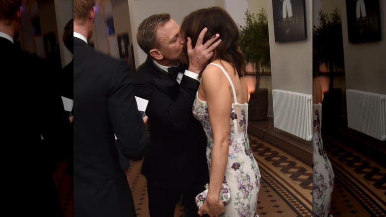Daniel Craig gives Rachel Weisz a kiss
