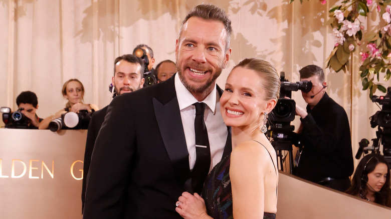 Dax Shepard and Kristen Bell posing on the Golden Globes red carpet